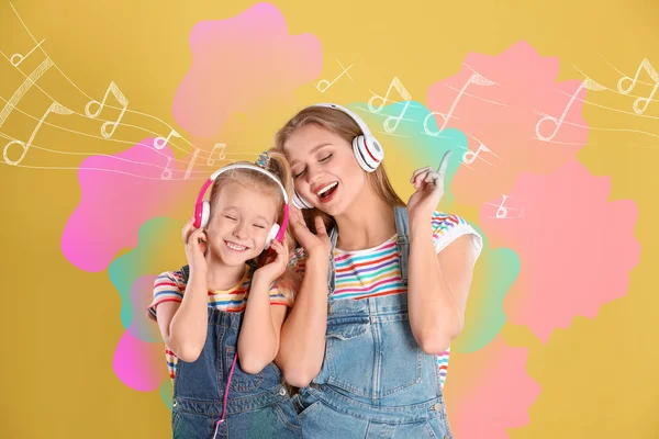 Щаслива Мати Маленька Дочка Навушниками Які Слухають Музику Кольоровому Фоні — стокове фото