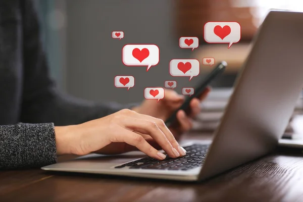 Jonge Vrouw Met Laptop Aan Tafel Binnen Close Sociale Media — Stockfoto