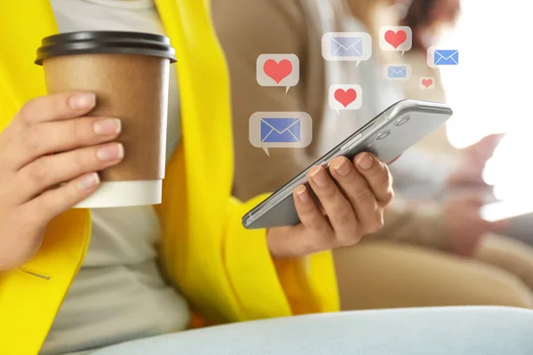 Mujer Joven Con Taza Café Con Teléfono Inteligente Primer Plano —  Fotos de Stock