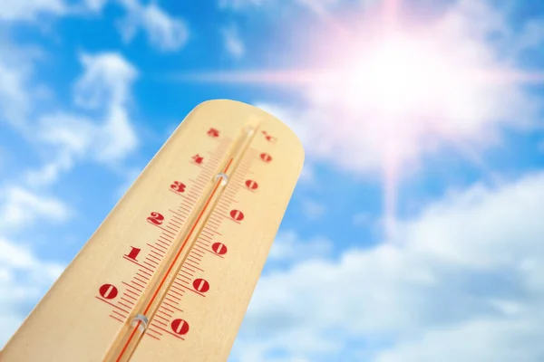 Weerthermometer Met Hoge Temperatuur Mooie Lucht Achtergrond Ruimte Voor Tekst — Stockfoto