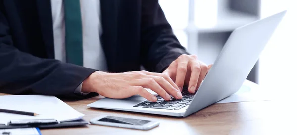 Hombre Trabajando Computadora Mesa Oficina Cerca Diseño Banner —  Fotos de Stock