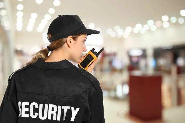 Φύλακας Ασφαλείας Που Χρησιμοποιεί Φορητό Ραδιοφωνικό Πομπό Στο Εμπορικό Κέντρο — Φωτογραφία Αρχείου
