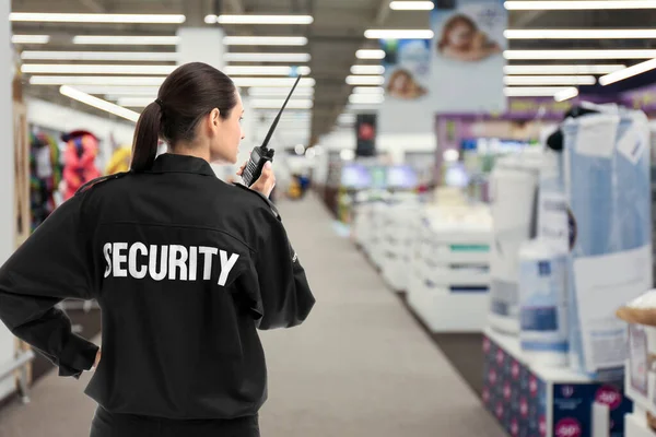 Beveiligingsbeambte Met Draagbare Radiozender Winkelcentrum Ruimte Voor Tekst — Stockfoto