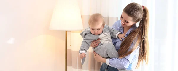 Tiener Nanny Met Schattige Kleine Baby Thuis Ruimte Voor Tekst — Stockfoto