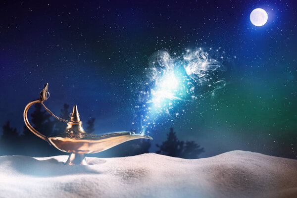 Джинн появляется из волшебной лампы желаний. Сказка
