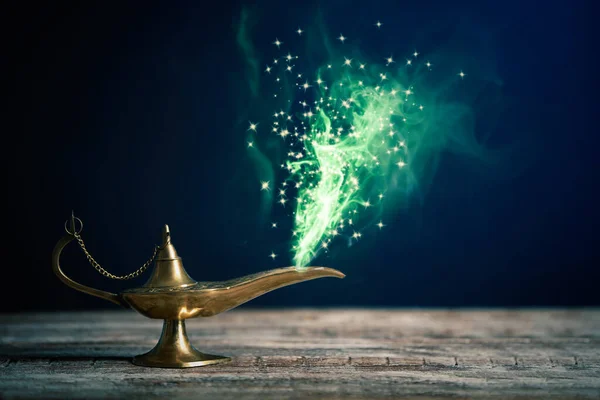 Genie Aparecendo Lâmpada Mágica Dos Desejos Conto Fadas — Fotografia de Stock