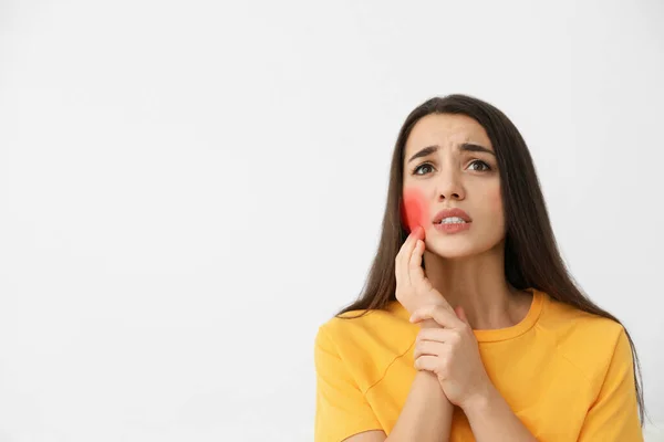 Jonge Vrouw Lijdt Aan Kiespijn Witte Achtergrond — Stockfoto