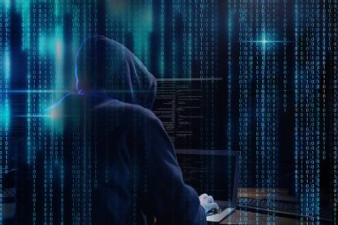 Masadaki siber kriminal hack sistemi, önplandaki dijital ikili kod.