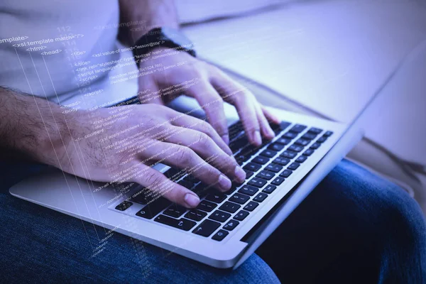 Hacker Içeride Dizüstü Bilgisayarla Çalışıyor Yakın Plan Siber Saldırı — Stok fotoğraf