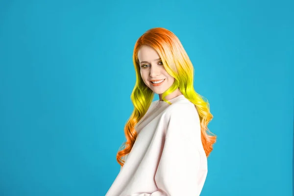 Портрет Молодой Женщины Длинными Вьющимися Волосами Синем Фоне — стоковое фото
