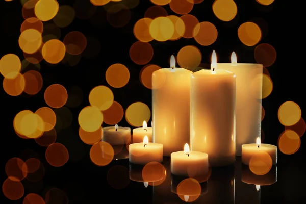 Candele Accese Sfondo Scuro Effetto Bokeh — Foto Stock