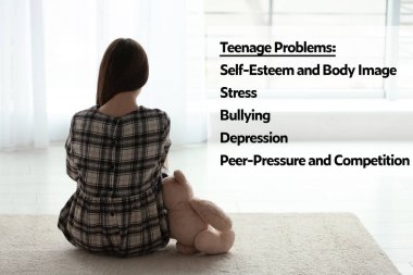 Pencerenin kenarında oturan üzgün kız ergenlik sorunları yaşıyor. 