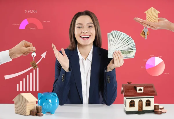 Mujer Emocionada Con Dinero Modelos Casa Mesa Sobre Fondo Rosa —  Fotos de Stock