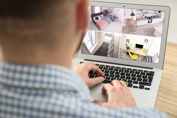 Homem Monitorando Câmeras Cctv Modernos Laptop Dentro Casa Close Sistema — Fotografia de Stock