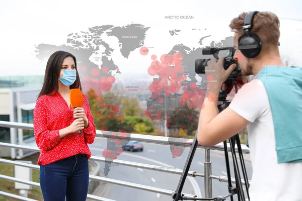 Journalist Medical Mask Presenting News Coronavirus Outbreak World Map Demonstrating — Stock Photo, Image