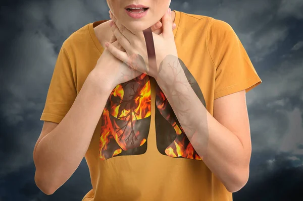 Mujer Con Pulmones Enfermos Tosiendo Sobre Fondo Gris —  Fotos de Stock