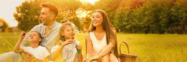 Glückliche Familie Pustet Seifenblasen Park Bei Sonnenuntergang Bannerdesign — Stockfoto