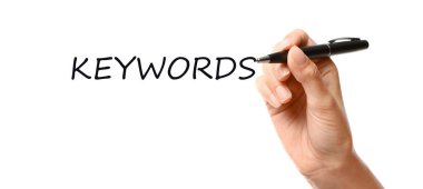 Beyaz arkaplana karşı saydam tahtaya KEYWORDS yazan kadın, yakın plan