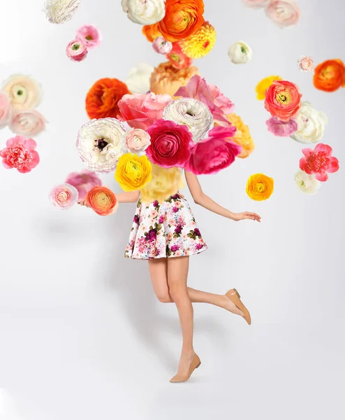 Kreatywna Wiosenna Kompozycja Mody Taniec Dziewczyna Kwiaty Splash — Zdjęcie stockowe