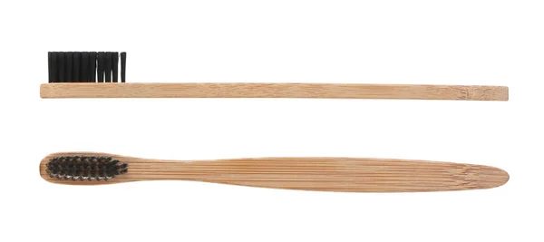 Escovas Dentes Bambu Com Cerdas Carvão Sobre Fundo Branco — Fotografia de Stock