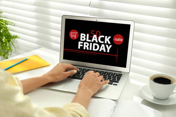 Czarny Piątek Kobieta Robi Zakupy Online Pomocą Laptopa Przy Stole — Zdjęcie stockowe