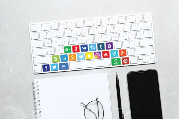 Mykolaiv Ukraine April 2020 Computer Keyboard Social Media Apps Logotypes — Stock Photo, Image