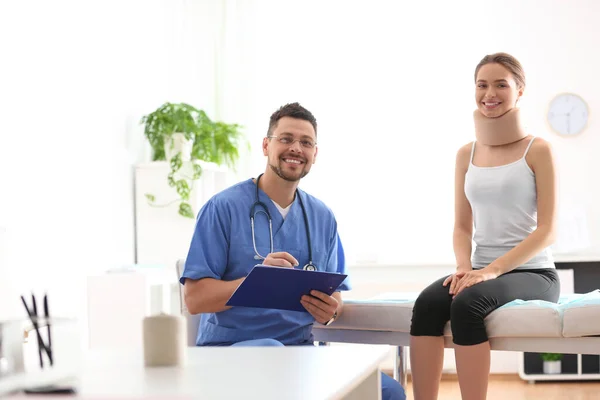 Mannelijke Orthopeed Die Patiënt Met Gewonde Nek Onderzoekt Kliniek — Stockfoto