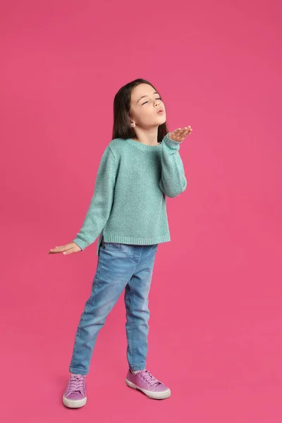 Tatlı Küçük Kız Pembe Arka Planda Hava Öpücüğü Veriyor — Stok fotoğraf