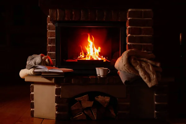 Breigoed Boeken Bij Open Haard Met Brandend Hout Binnen Wintervakantie — Stockfoto