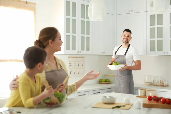 Feliz Família Cozinhar Salada Juntos Cozinha — Fotografia de Stock