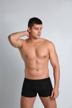 Hafif arka planda seksi vücutlu bir adam.