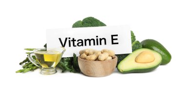 E vitamini ve beyaz arkaplanda farklı ürünler içeren kart