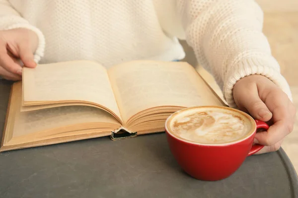 Frau Mit Kaffeelesbuch Tisch Freien Nahaufnahme — Stockfoto