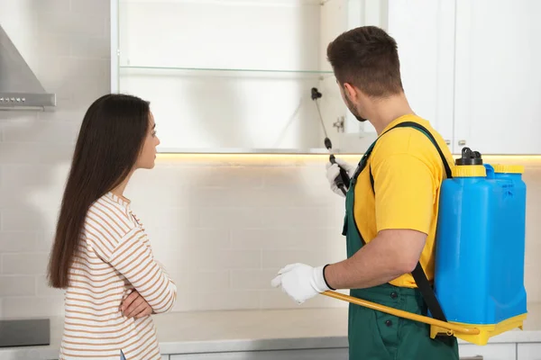 Vrouw Toont Insectensporen Naar Ongediertebestrijder Keuken — Stockfoto