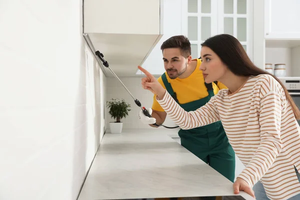 Mujer Mostrando Rastros Insectos Trabajador Control Plagas Cocina —  Fotos de Stock