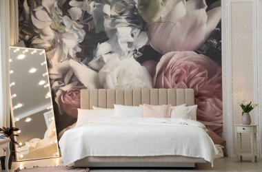 Büyük yataklı, aynalı ve çiçek desenli güzel bir oda.