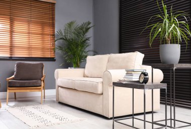 Şık bir oturma odası, rahat bir koltuk ve koltuğu var.