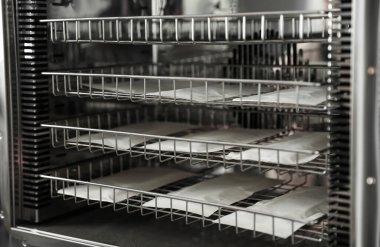 Dezenfeksiyon dolabında manikür aletleri olan paketler.