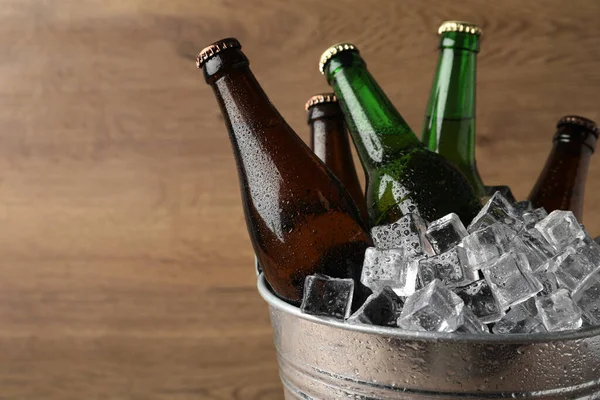 Kovový Kbelík Pivem Kostkami Ledu Dřevěném Pozadí Mezera Pro Text — Stock fotografie