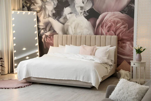 Schöne Raumausstattung Mit Großem Bett Spiegel Und Blumenmuster Der Wand — Stockfoto