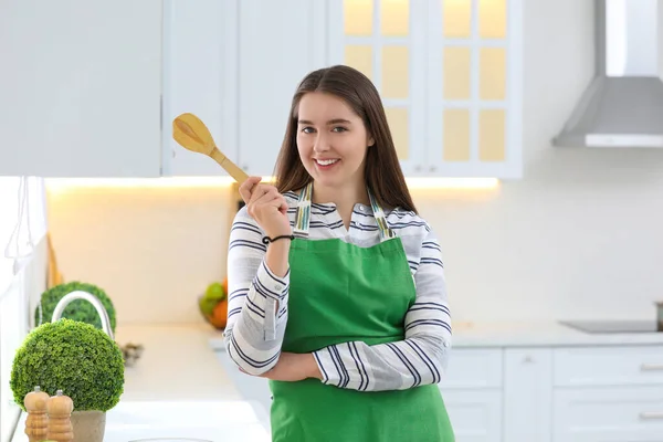 Giovane Donna Con Grembiule Spatola Cucina — Foto Stock
