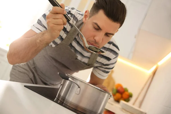 Beau Homme Cuisinier Sur Cuisinière Dans Cuisine — Photo