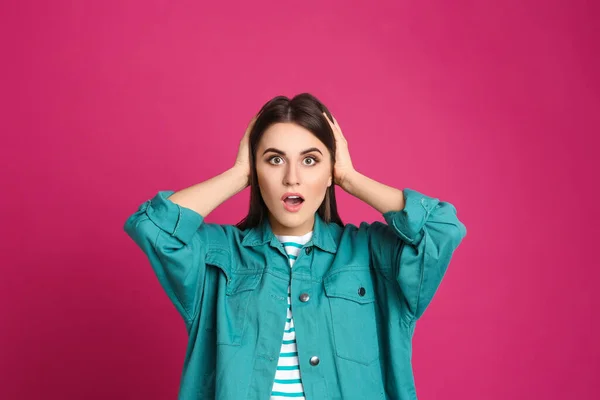 Portret Van Geschokte Jonge Vrouw Roze Achtergrond — Stockfoto