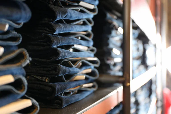 Verzameling Van Moderne Jeans Plank Winkel Close — Stockfoto
