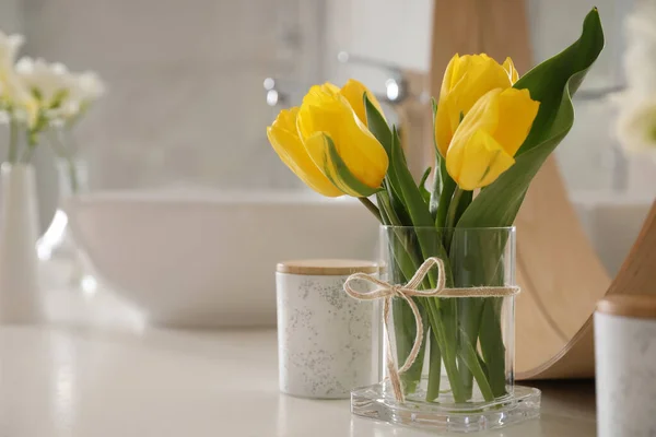 Krásné Žluté Tulipány Zrcadla Bílém Stole Detailní Záběr Mezera Pro — Stock fotografie