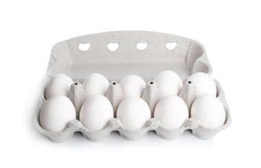 Beyaz üzerine izole edilmiş tavuk yumurtaları.