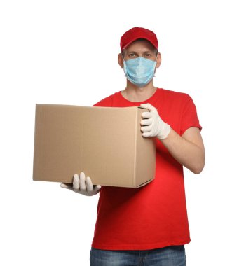 Koruyucu maskeli kurye ve beyaz arka planda karton kutu tutan eldivenler. Coronavirus karantinası sırasında teslimat servisi