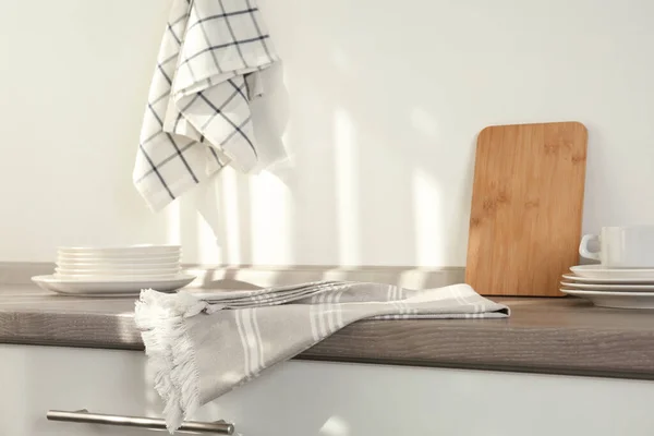 厨房木制桌子上的棉布毛巾 木板和餐具 — 图库照片