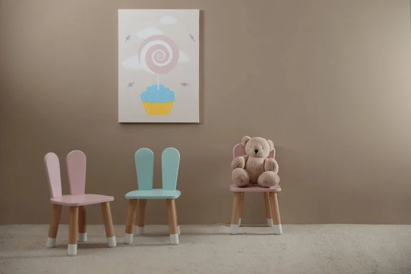 儿童房室内有小兔子耳朵的可爱椅子 — 图库照片
