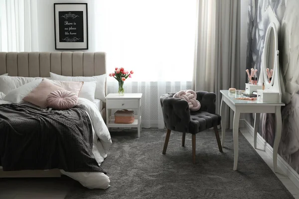 Stylish Bedroom Interior Elegant Dressing Table Floral Wallpaper — Stock Photo, Image
